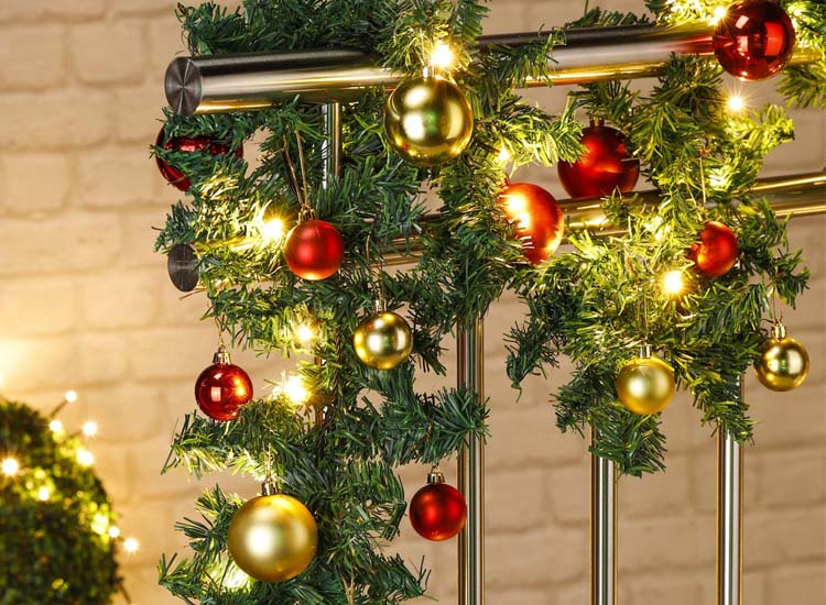 Dennenslinger Met Kerstballen En Lampjes 5 meter binnen & buiten Kerstslinger